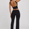 Wren crop top met hoge hals en open rug in zwart