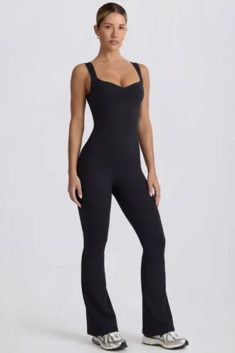 Zachte Active jumpsuit met uitsnijding aan de achterkant in zwart
