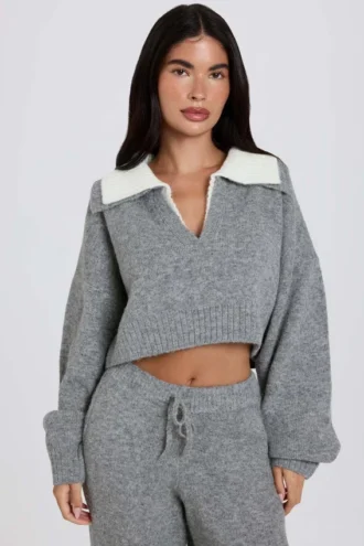 Zachte gebreide cropped trui met gelaagde kraag in grijs