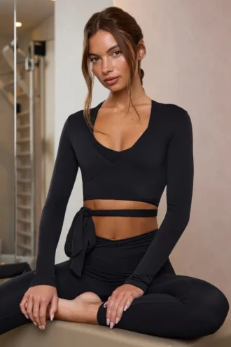 Zachte jersey crop top met overslag in zwart