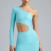 Zanab metallic minijurk met uitsnijdingen en één schouder in ijsblauw