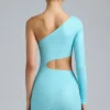 Zanab metallic minijurk met uitsnijdingen en één schouder in ijsblauw