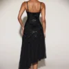 Zelina versierde asymmetrische midi-jurk met zachte ronde halslijn in zwart