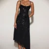 Zelina versierde asymmetrische midi-jurk met zachte ronde halslijn in zwart
